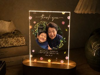 暗い部屋で点灯しているスタンドの写真