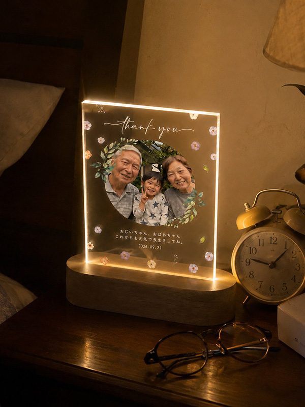 寝室で光っているLEDスタンドのイメージ