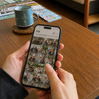 スマホから写真を選んでいる手元